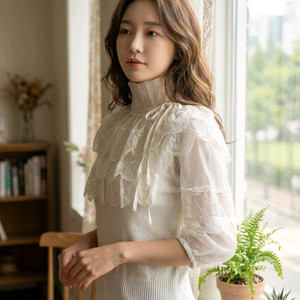 여리핏 | 아이보리 레이스 시스루 니트 블라우스 | 하이넥 러플 이미지