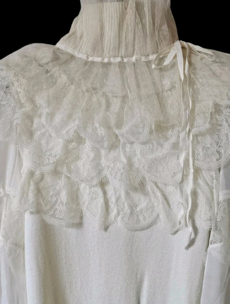 여리핏 | 아이보리 레이스 시스루 니트 블라우스 | 하이넥 러플 이미지