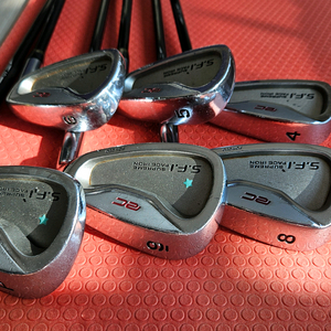 아이언 여러개랑 퍼터. 골프채 이미지
