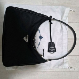 프라다 리나일론 호보백 이미지