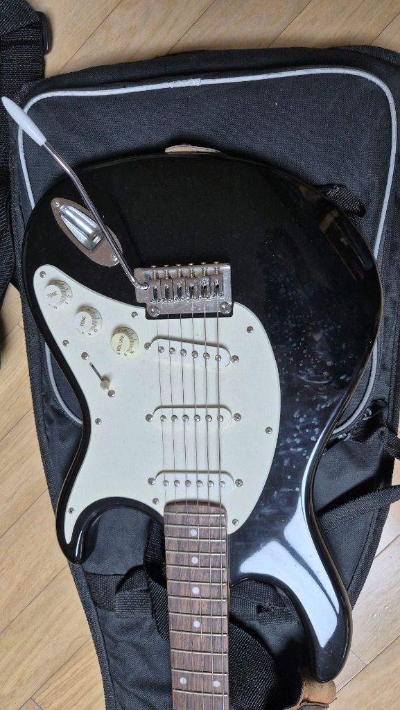 입문용 데임 베이스 기타 & 콜트 일렉 기타 이미지