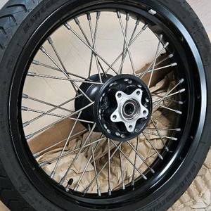 bmw r18 순정 휠 세트 이미지
