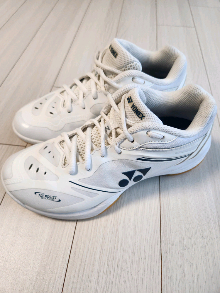 요넥스 파워쿠션 SHB-65Z4LEX W 여성 와이드 배드민턴화 사이즈235약간의 사용감 외에 오염 하자없고 바닥 이미지