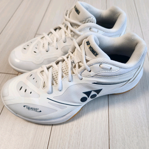 요넥스 파워쿠션 SHB-65Z4LEX W 여성 와이드 배드민턴화 사이즈235약간의 사용감 외에 오염 하자없고 바닥 이미지