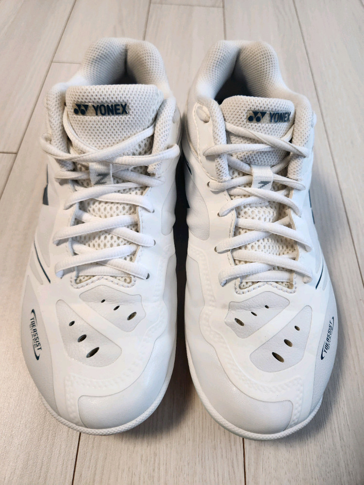 요넥스 파워쿠션 SHB-65Z4LEX W 여성 와이드 배드민턴화 사이즈235약간의 사용감 외에 오염 하자없고 바닥 이미지