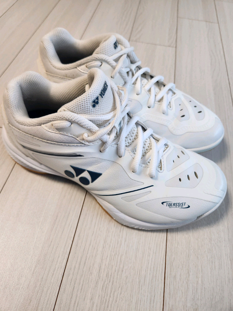 요넥스 파워쿠션 SHB-65Z4LEX W 여성 와이드 배드민턴화 사이즈235약간의 사용감 외에 오염 하자없고 바닥 이미지