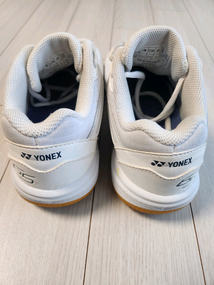요넥스 파워쿠션 SHB-65Z4LEX W 여성 와이드 배드민턴화 사이즈235약간의 사용감 외에 오염 하자없고 바닥 이미지