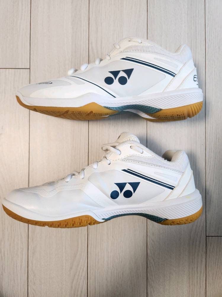 요넥스 파워쿠션 SHB-65Z4LEX W 여성 와이드 배드민턴화 사이즈235약간의 사용감 외에 오염 하자없고 바닥 이미지