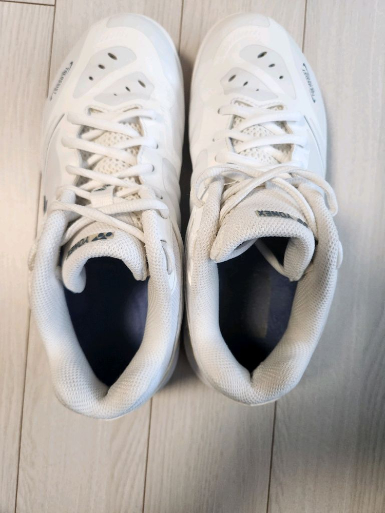 요넥스 파워쿠션 SHB-65Z4LEX W 여성 와이드 배드민턴화 사이즈235약간의 사용감 외에 오염 하자없고 바닥 이미지