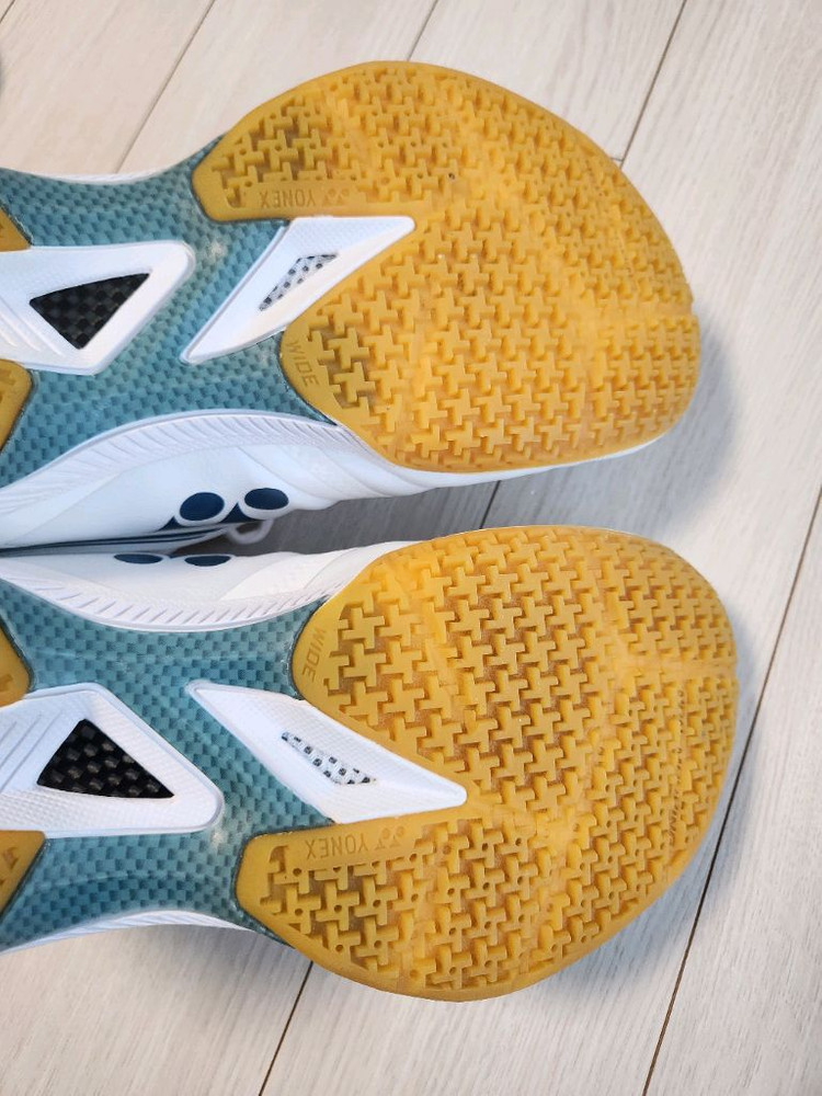 요넥스 파워쿠션 SHB-65Z4LEX W 여성 와이드 배드민턴화 사이즈235약간의 사용감 외에 오염 하자없고 바닥 이미지