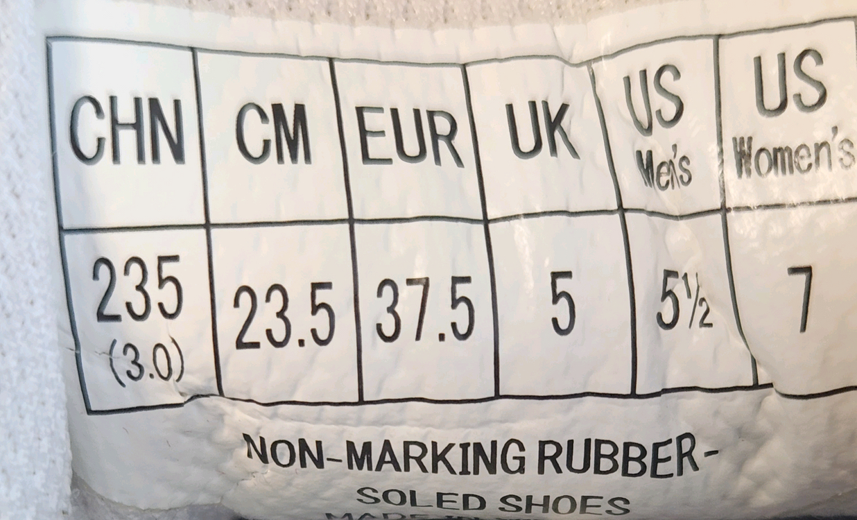 요넥스 파워쿠션 SHB-65Z4LEX W 여성 와이드 배드민턴화 사이즈235약간의 사용감 외에 오염 하자없고 바닥 이미지