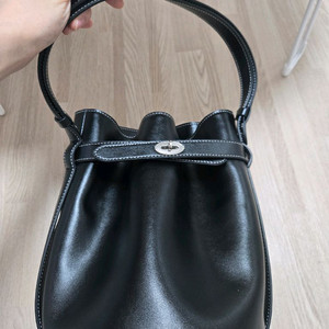 오스트카카 클래식 벨트 숄더백 버킷백 블랙 이미지