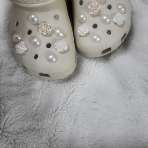 새상품)꽃진주 크록스 지비츠 세트 이미지