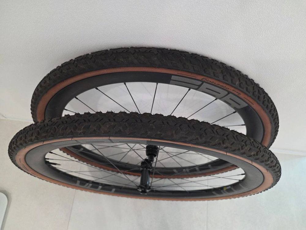 파스포츠 블리츠 40X30 그래블 휠셋(후크리스) 스포크 홀 없는 모델, 타이어포함(피렐리 신투라토그래블) 이미지