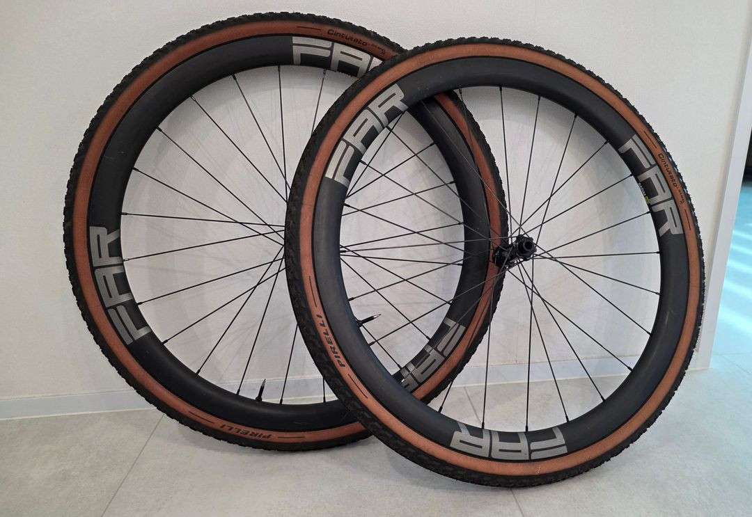 파스포츠 블리츠 40X30 그래블 휠셋(후크리스) 스포크 홀 없는 모델, 타이어포함(피렐리 신투라토그래블) 이미지