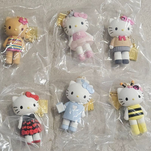 헬로키티50주년 도쿄전시회피규어키링 골드참키링 이미지