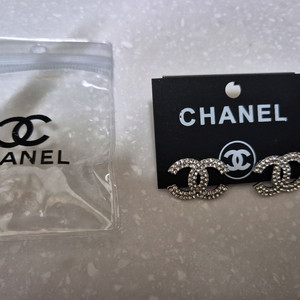 샤넬 로고 스팽글 귀걸이 이미지