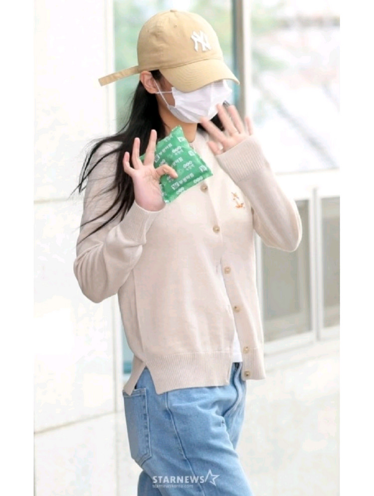 (제니착용)메종키츠네 여성 칠랙스 울 가디건 폭스 헤드 니트 이미지