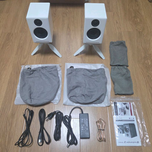 오디오엔진(AudioEngine) A2+ BT 화이트 스피커 + 스탠드 팝니다. 이미지