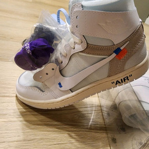 나이키 조던1 x 버질 알래스카 245 이미지