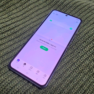갤럭시 Z플립4 512 자급제 액정교환 제품 판매합니다. 이미지