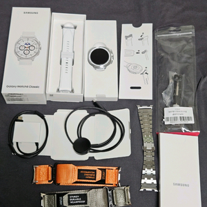 [단순개봉 신품] 갤럭시워치 8 클래식 블루투스 화이트 풀박스 (구성품 미사용) + 스트랩 이미지