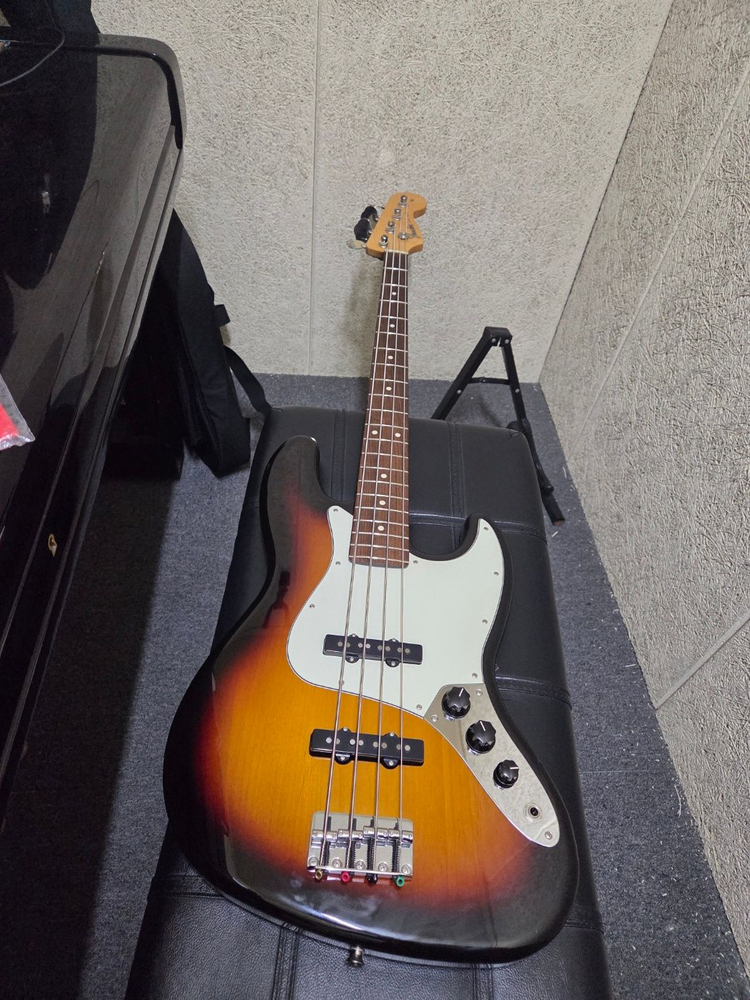 펜더 하이브리드2 재즈베이스 4현 이미지