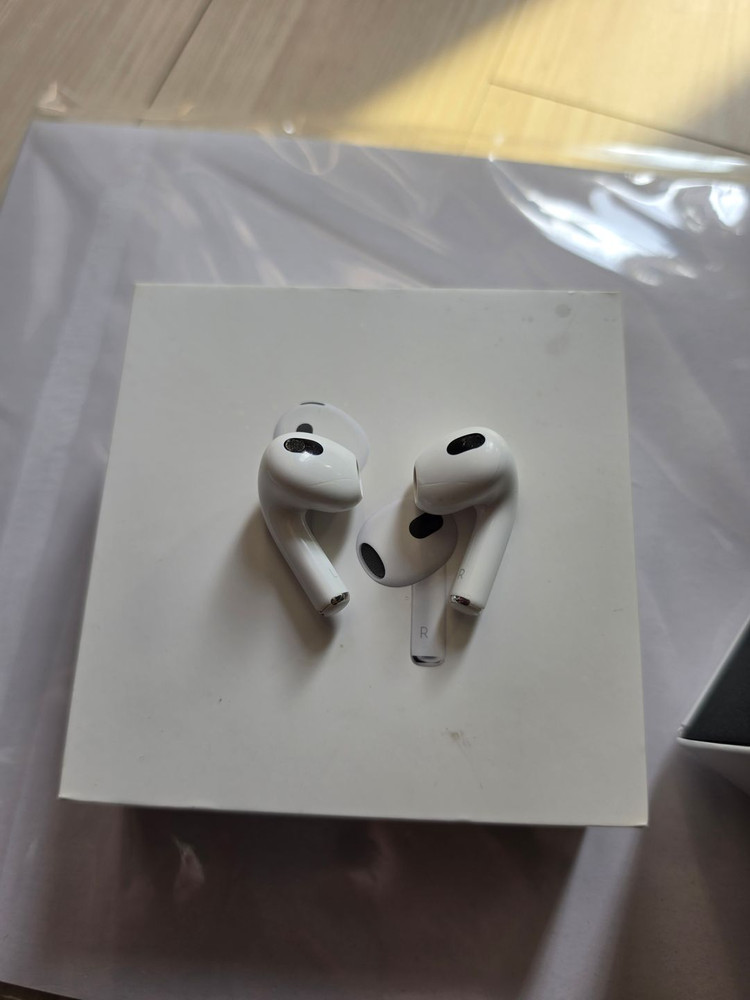 Apple 에어팟 3세대 라이트닝 충전 케이스 모델 (MPNY3KH/A) 이미지