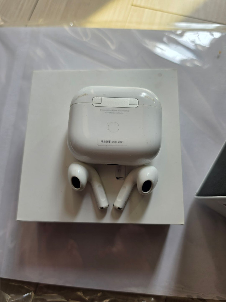 Apple 에어팟 3세대 라이트닝 충전 케이스 모델 (MPNY3KH/A) 이미지
