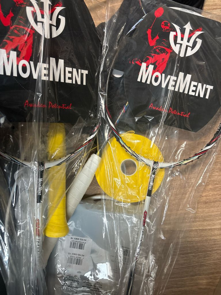 무브먼트 원펀치 배드민턴 라켓 이미지