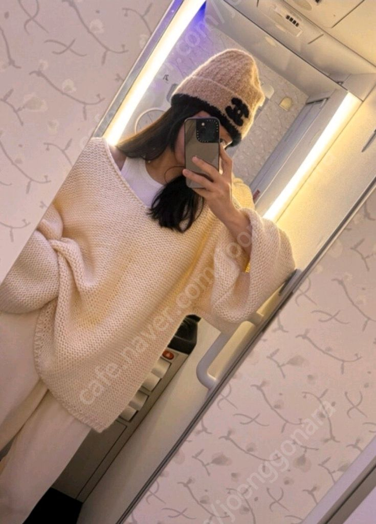 츄니토리 오버핏 루즈핏 브이넥 니트 스웨터 아이보리 / 자라 망고 H&M 유니클로 FYEO 비아플레인 아르켓 코스 이미지