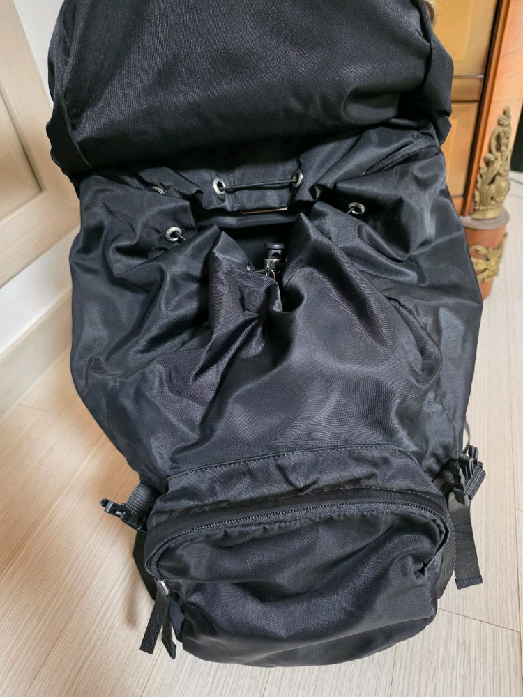 프라다 이서진 블랙 백팩 이미지