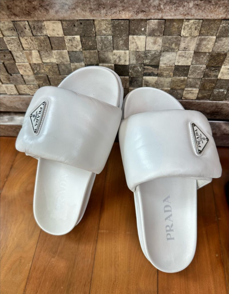 프라다 나파패딩 슬리퍼 36 - 화이트 이미지
