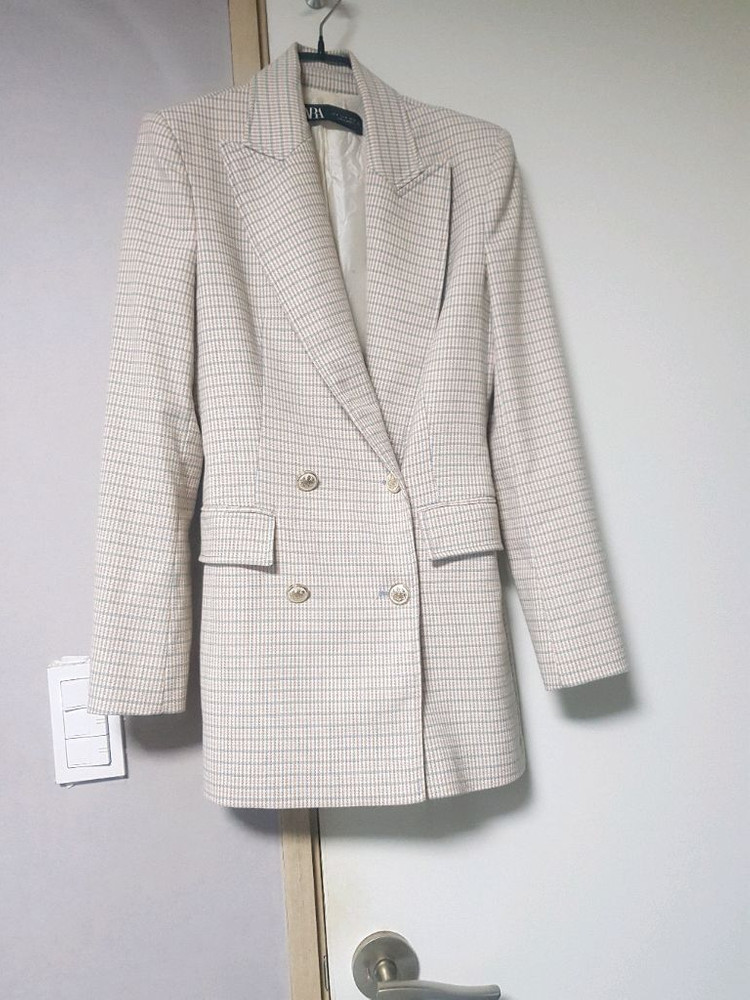 ZARA 브랜드의 체크 패턴 더블 버튼 자켓입니다 xs총장 76cm가슴단면 45cm여성스러운 체크 패턴과 금장 버튼 이미지