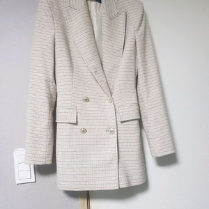 ZARA 브랜드의 체크 패턴 더블 버튼 자켓입니다 xs총장 76cm가슴단면 45cm여성스러운 체크 패턴과 금장 버튼 이미지
