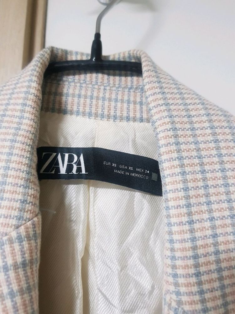 ZARA 브랜드의 체크 패턴 더블 버튼 자켓입니다 xs총장 76cm가슴단면 45cm여성스러운 체크 패턴과 금장 버튼 이미지