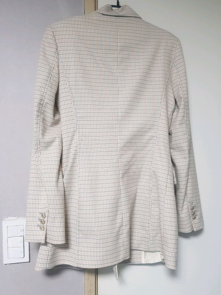 ZARA 브랜드의 체크 패턴 더블 버튼 자켓입니다 xs총장 76cm가슴단면 45cm여성스러운 체크 패턴과 금장 버튼 이미지