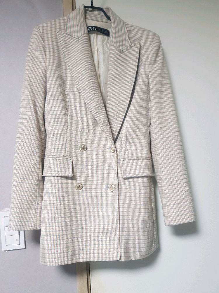 ZARA 브랜드의 체크 패턴 더블 버튼 자켓입니다 xs총장 76cm가슴단면 45cm여성스러운 체크 패턴과 금장 버튼 이미지