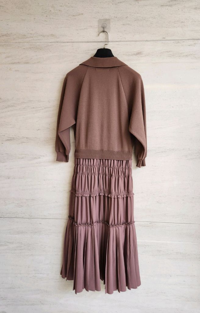 온앤온 오픈칼라니트 티어드 플리츠 원피스 55사이즈 이미지