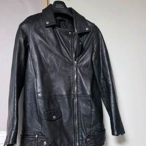 ZARA WOMAN 브랜드의 블랙 양가죽 자켓입니다총장 70cm사이즈는 EUR 36, USA S, MEX 26 이미지