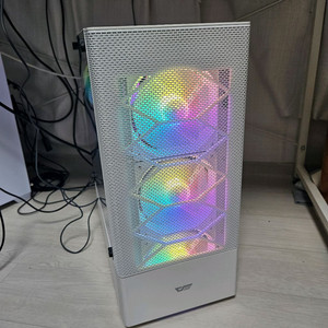 고성능 게이밍 PC 반본체 이미지