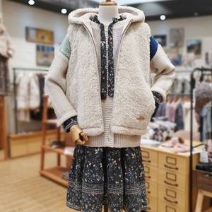 새상품 S 후드 집업 퍼 베스트 써스데이아일랜드 T208MLT233W 이미지