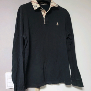 빈폴 브랜드의 남성용 블랙 긴팔 카라티입니다체크 패턴의 카라와 소매 시보리가 포인트인 디자인이에요가슴 부분에 빈폴 이미지