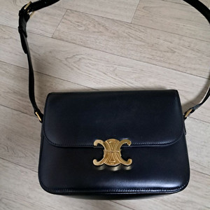 셀린느 트리옹페 숄더백 가로23 세로17 55000원에판매해요.가방안쪽에사용감있어요 이미지