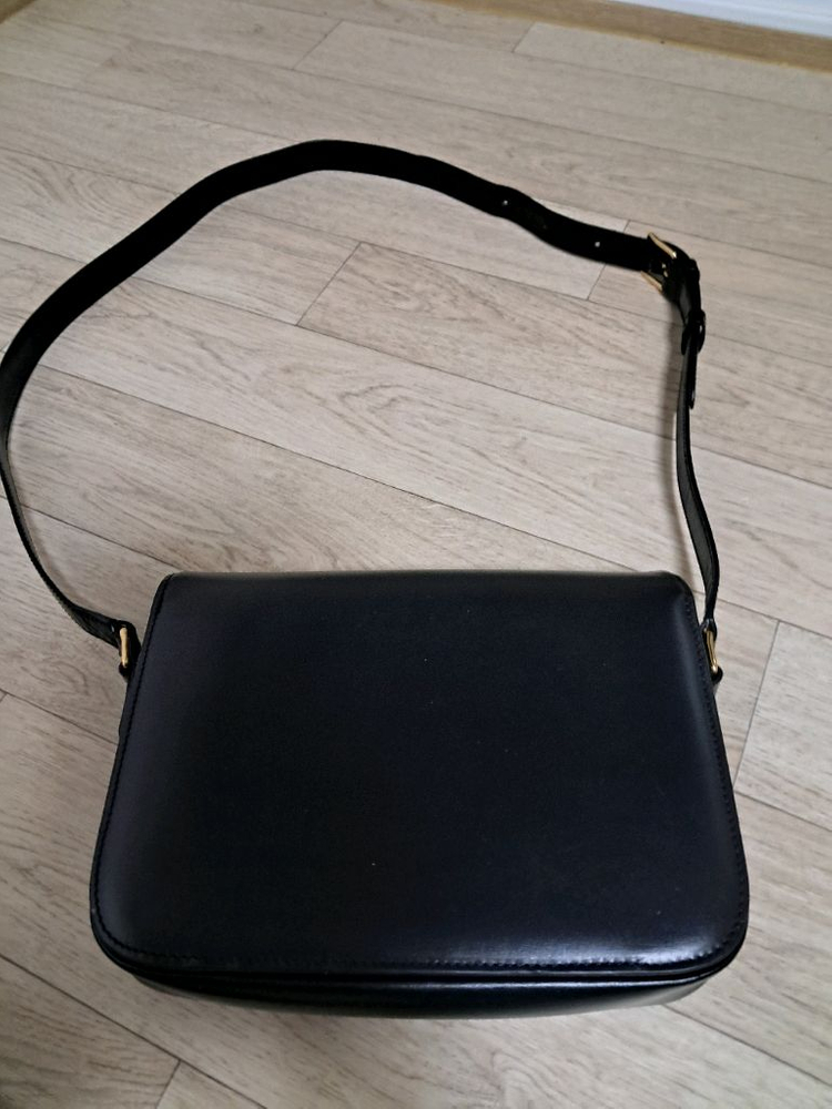 셀린느 트리옹페 숄더백 가로23 세로17 55000원에판매해요.가방안쪽에사용감있어요 이미지