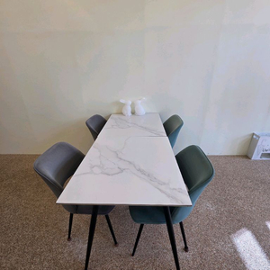 세라믹 식탁 의자 세트 이미지