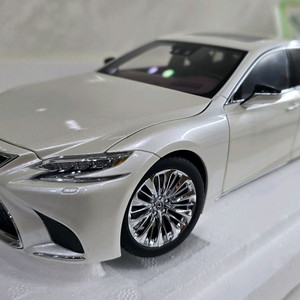 1:18 다이캐스트 LS500h 이미지