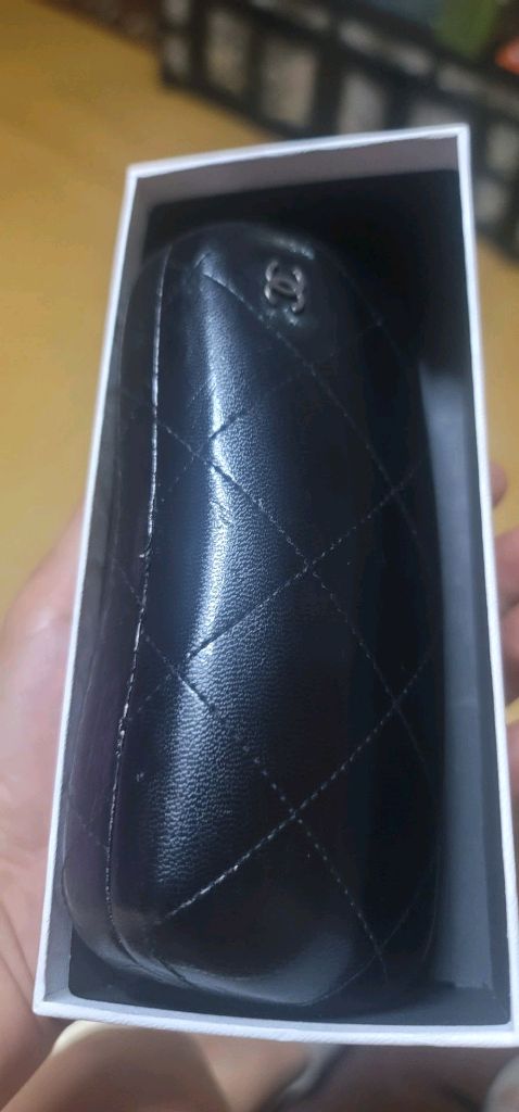 샤넬선글라스 까멜리마 투톤정품(CHANEL 5113-A) 상태좋음 기스없음특징: 안경 다리(템플)에 입체적인 까멜 이미지