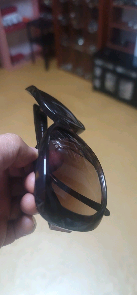 샤넬선글라스 까멜리마 투톤정품(CHANEL 5113-A) 상태좋음 기스없음특징: 안경 다리(템플)에 입체적인 까멜 이미지