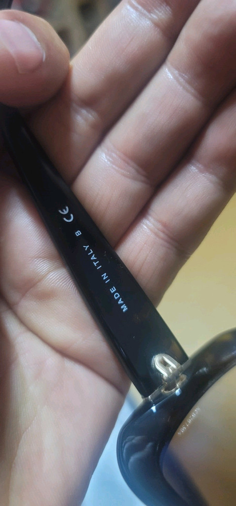 샤넬선글라스 까멜리마 투톤정품(CHANEL 5113-A) 상태좋음 기스없음특징: 안경 다리(템플)에 입체적인 까멜 이미지